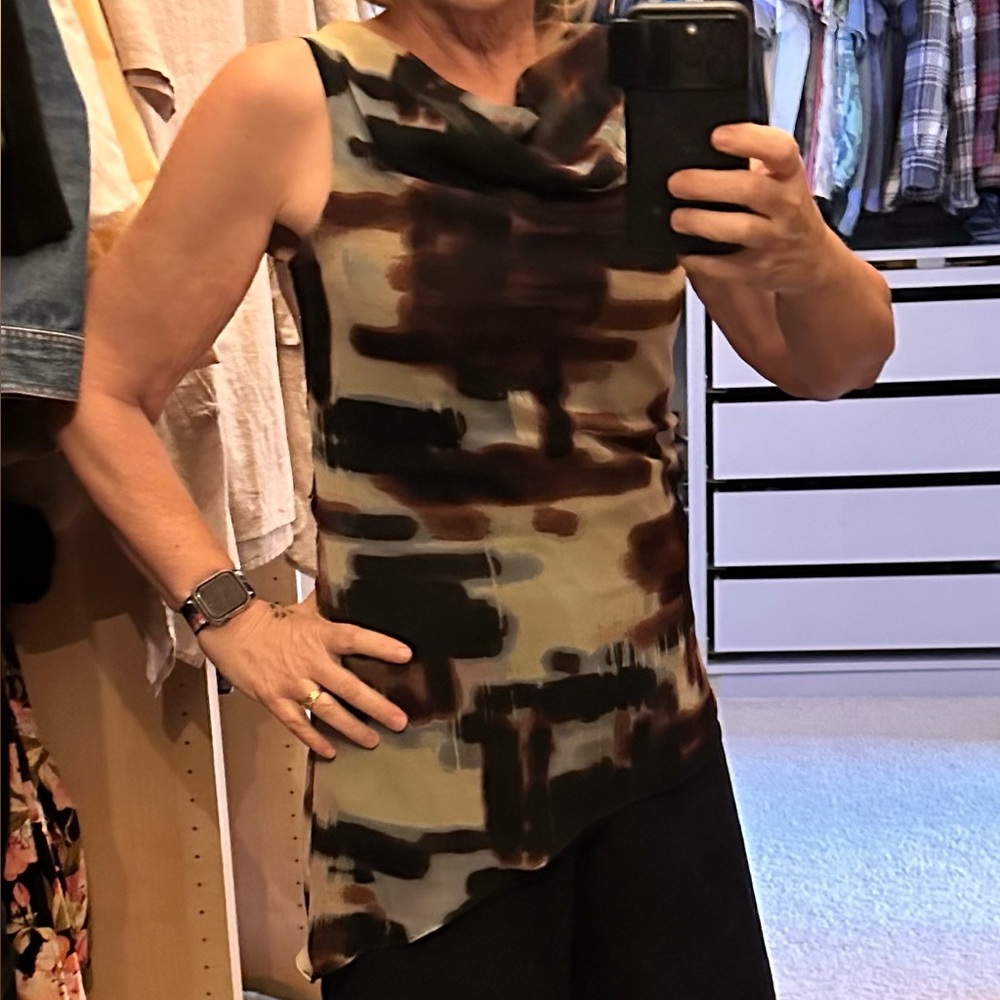 Vera Wang Abstract Sleeveless Top size small
